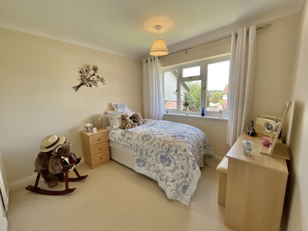 Thomas Avenue, Stone, ST15