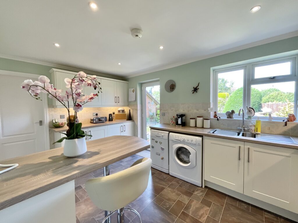 Thomas Avenue, Stone, ST15