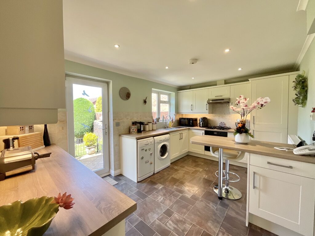 Thomas Avenue, Stone, ST15