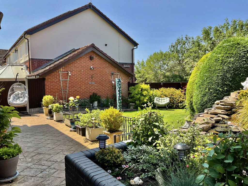 Thomas Avenue, Stone, ST15