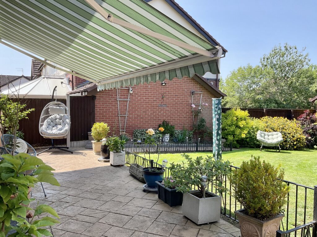 Thomas Avenue, Stone, ST15