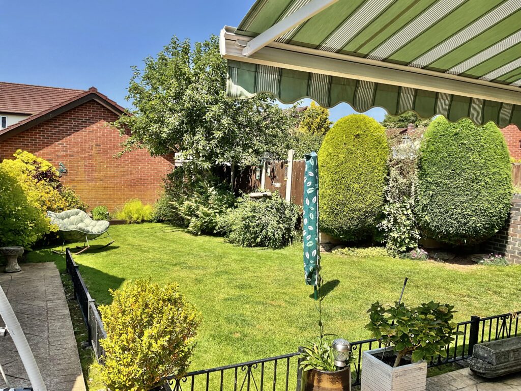 Thomas Avenue, Stone, ST15