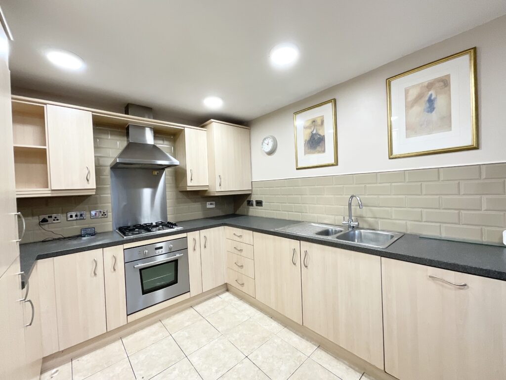 Beacon Rise, Stone, ST15