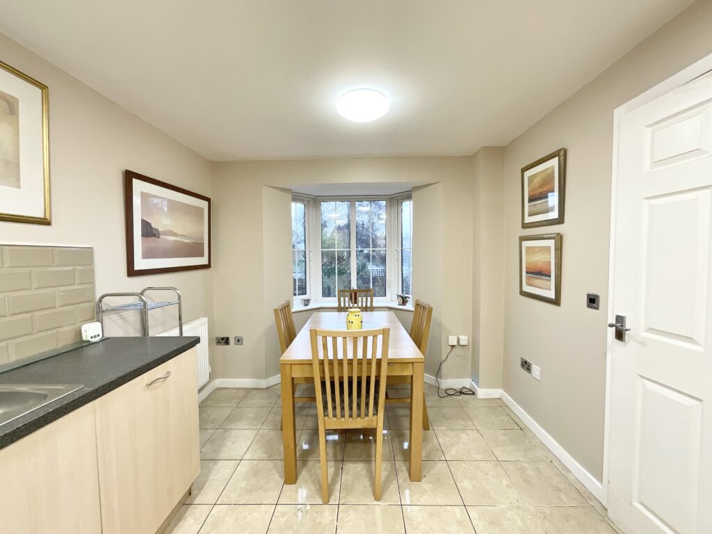 Beacon Rise, Stone, ST15