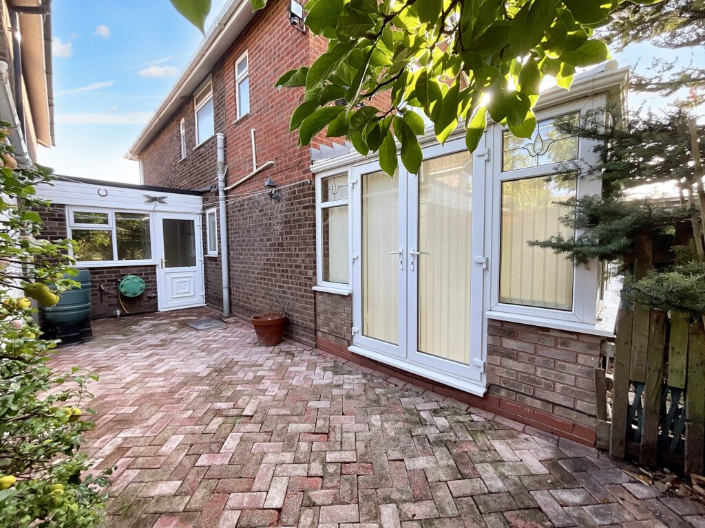 Redwood Avenue, Stone, ST15