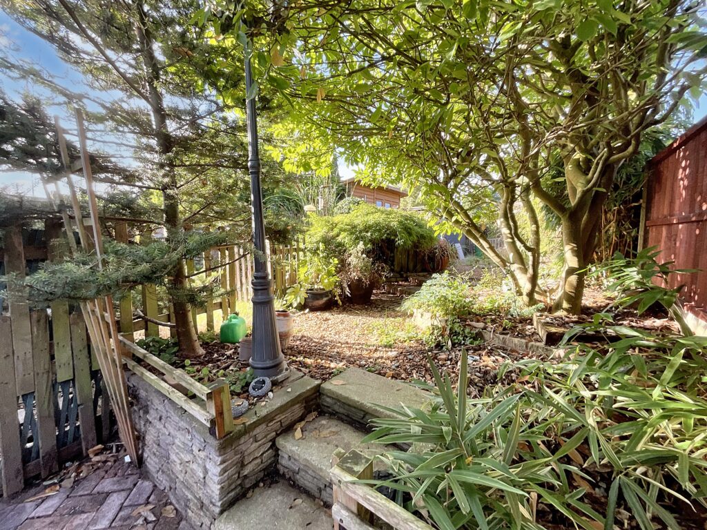 Redwood Avenue, Stone, ST15