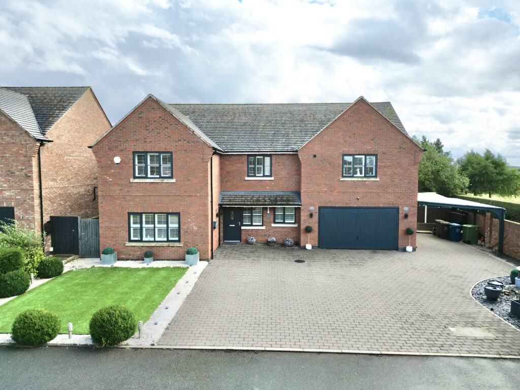 Lakesedge, Stone, ST15