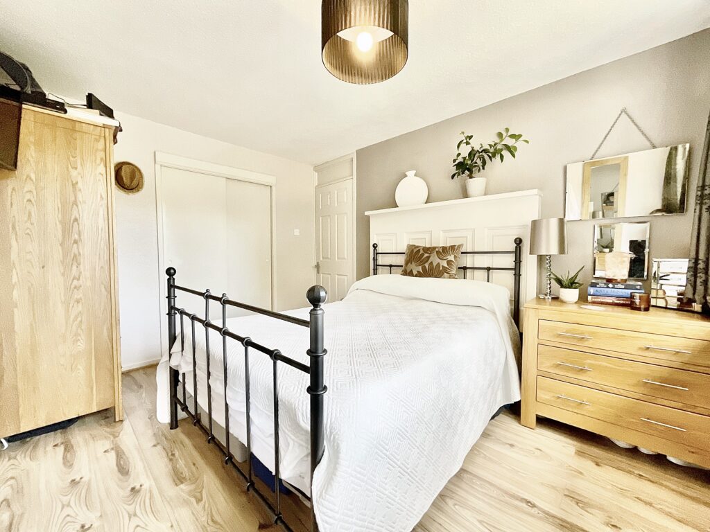 Redwood Avenue, Stone, ST15