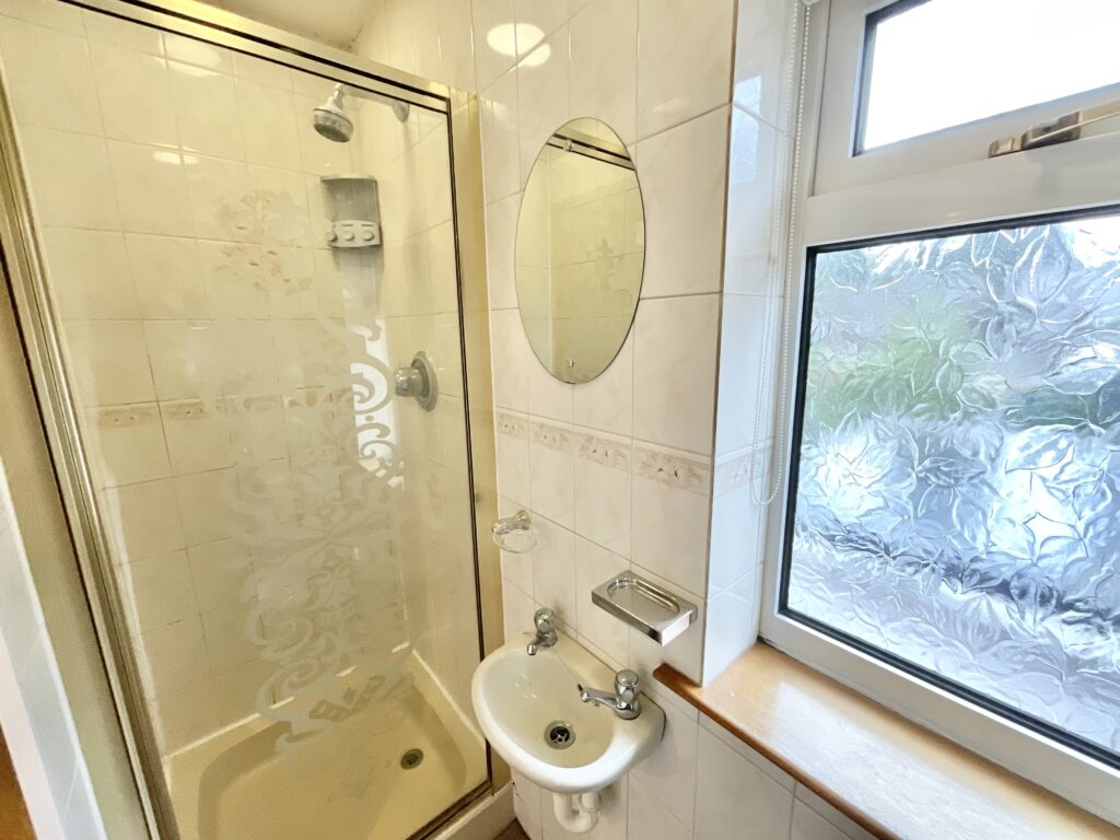 Redwood Avenue, Stone, ST15