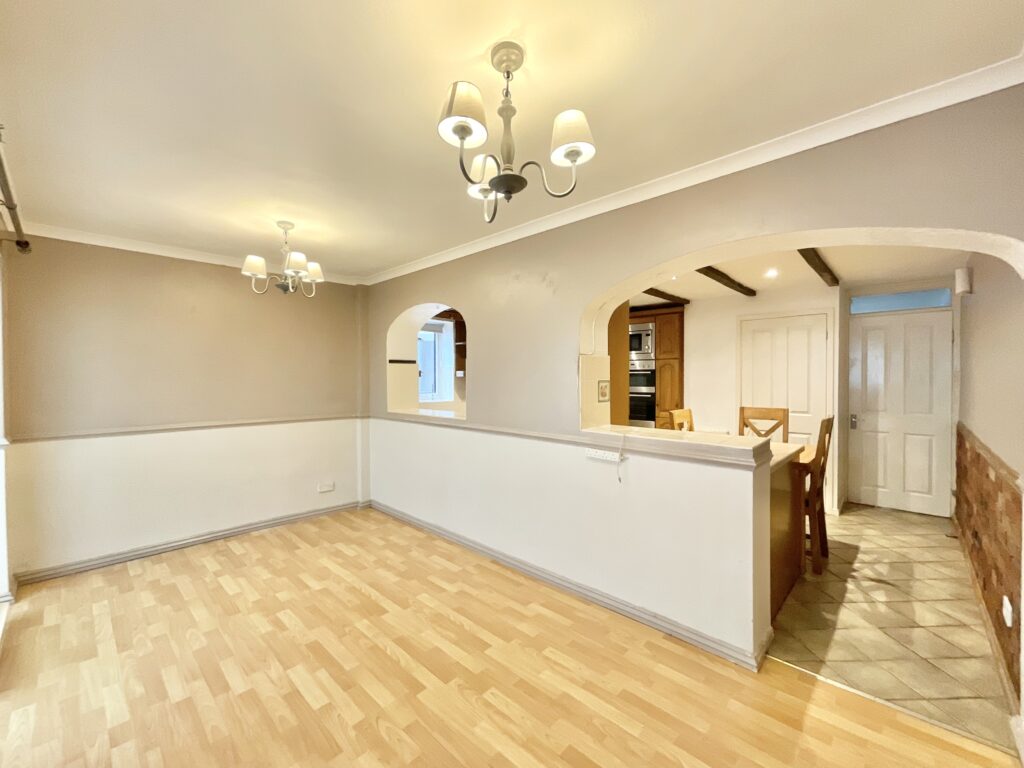 Redwood Avenue, Stone, ST15
