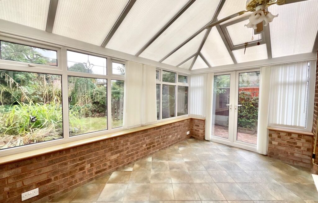 Redwood Avenue, Stone, ST15