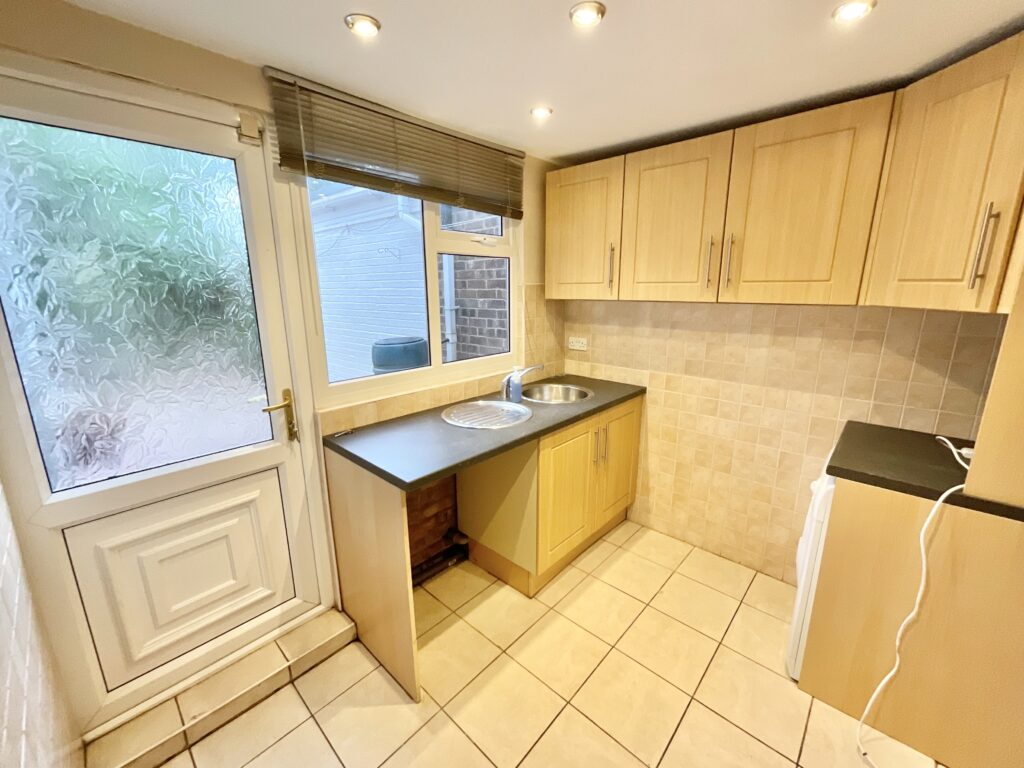 Redwood Avenue, Stone, ST15