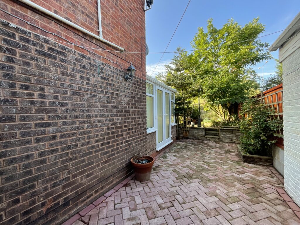 Redwood Avenue, Stone, ST15