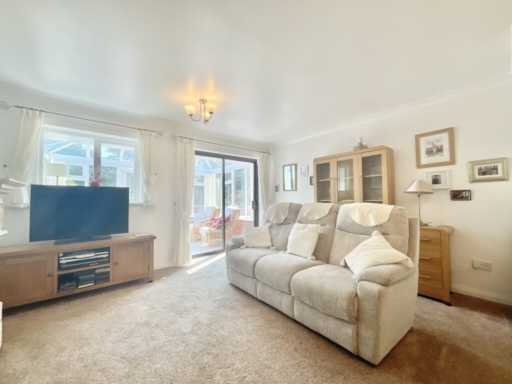 Fairview Avenue, Weston, CW2