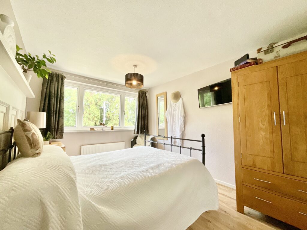 Redwood Avenue, Stone, ST15