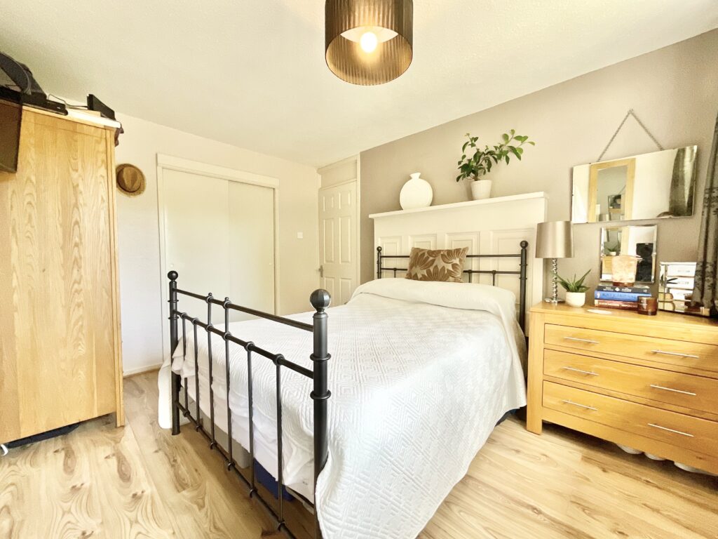 Redwood Avenue, Stone, ST15