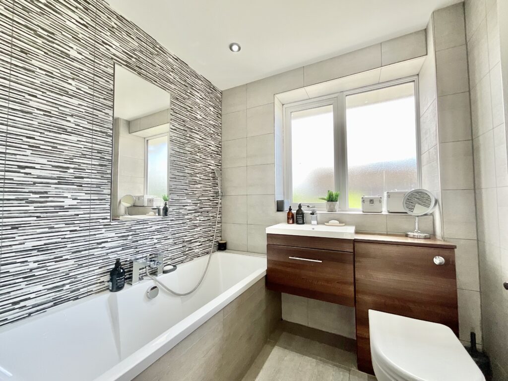 Redwood Avenue, Stone, ST15