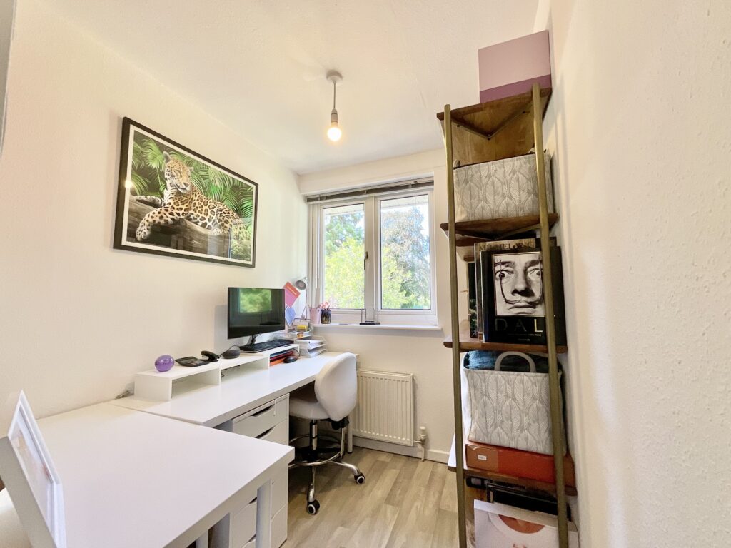 Redwood Avenue, Stone, ST15