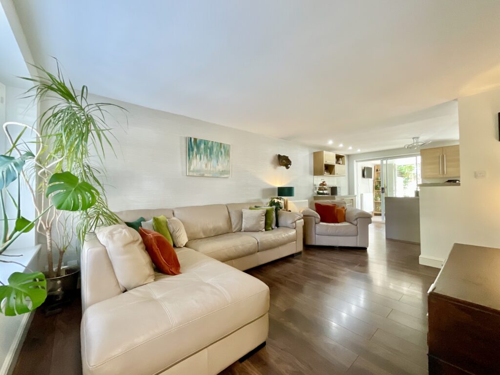 Redwood Avenue, Stone, ST15