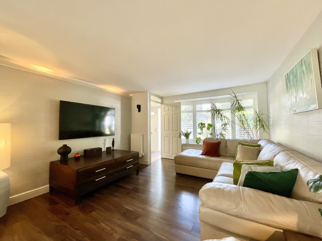 Redwood Avenue, Stone, ST15