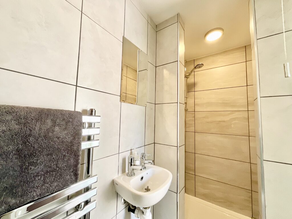 Redwood Avenue, Stone, ST15
