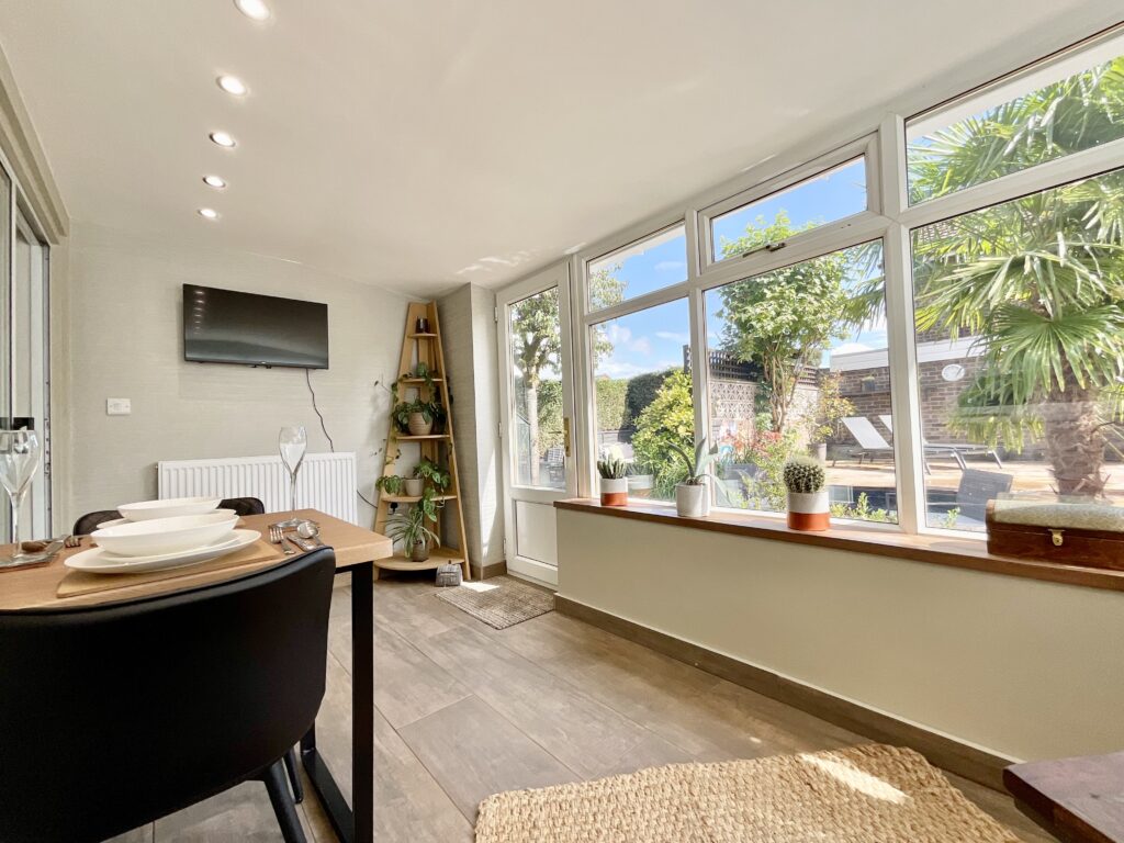 Redwood Avenue, Stone, ST15
