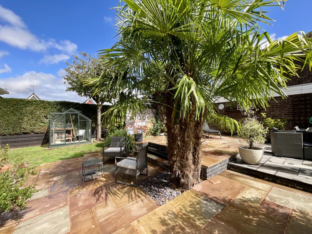 Redwood Avenue, Stone, ST15