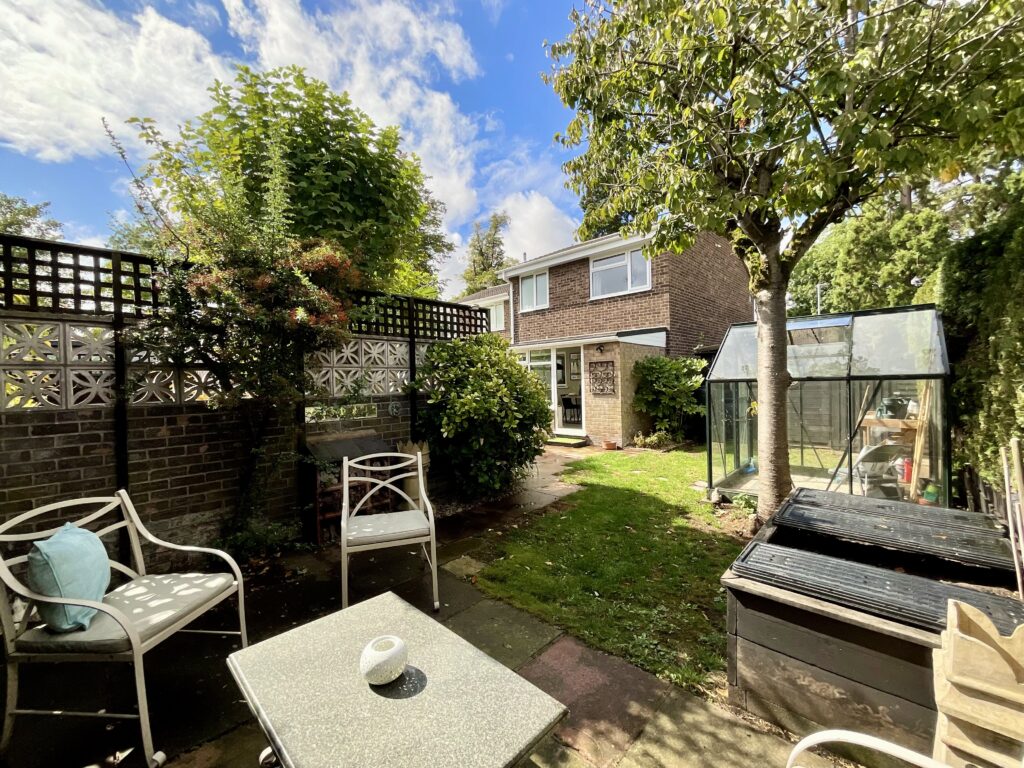Redwood Avenue, Stone, ST15