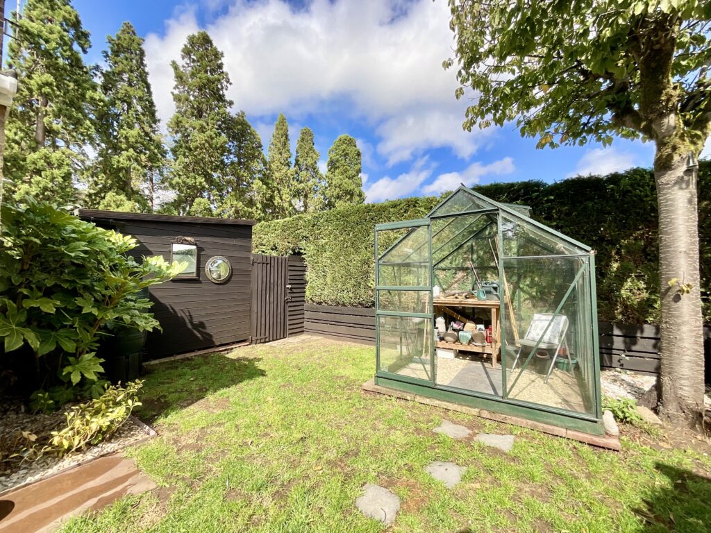 Redwood Avenue, Stone, ST15