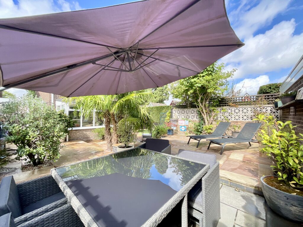 Redwood Avenue, Stone, ST15