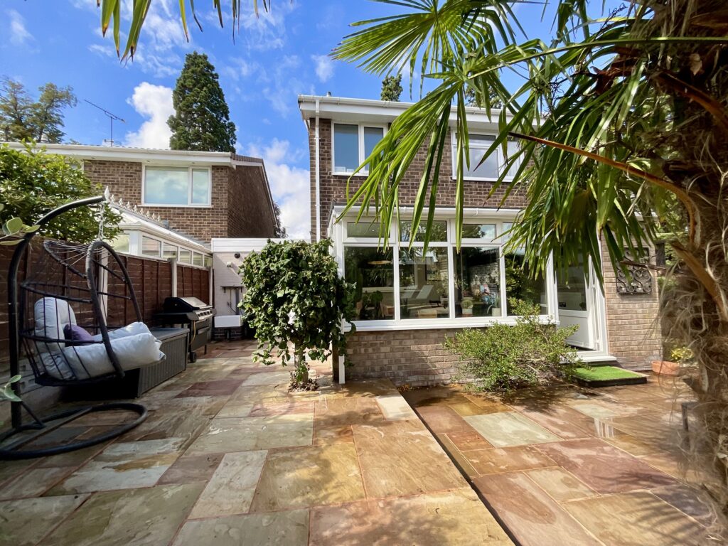 Redwood Avenue, Stone, ST15