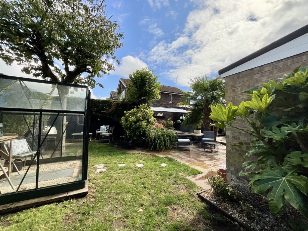 Redwood Avenue, Stone, ST15
