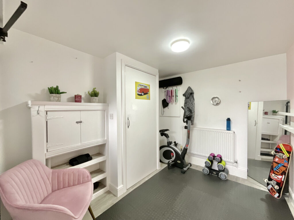 Redwood Avenue, Stone, ST15