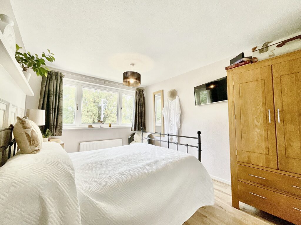 Redwood Avenue, Stone, ST15