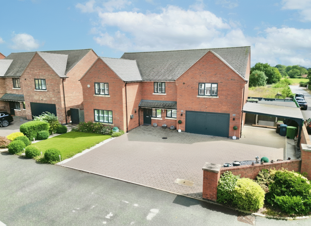 Lakesedge, Stone, ST15