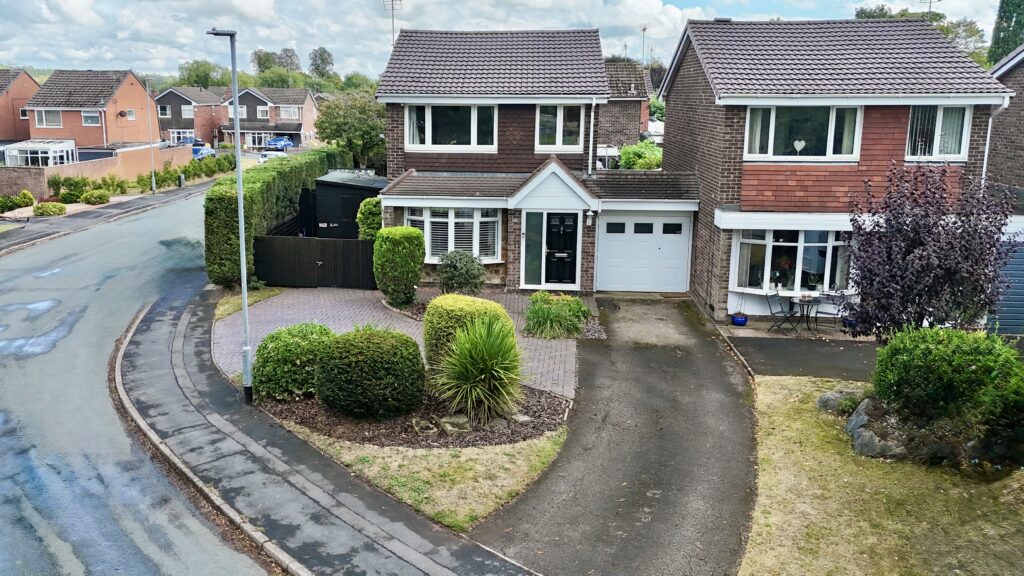 Redwood Avenue, Stone, ST15