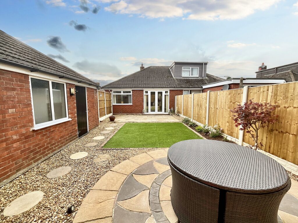 New Avenue, Draycott, ST11