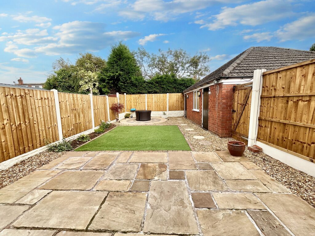New Avenue, Draycott, ST11