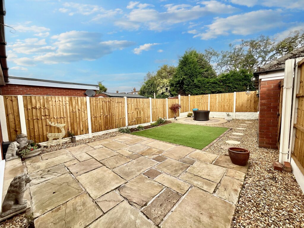 New Avenue, Draycott, ST11
