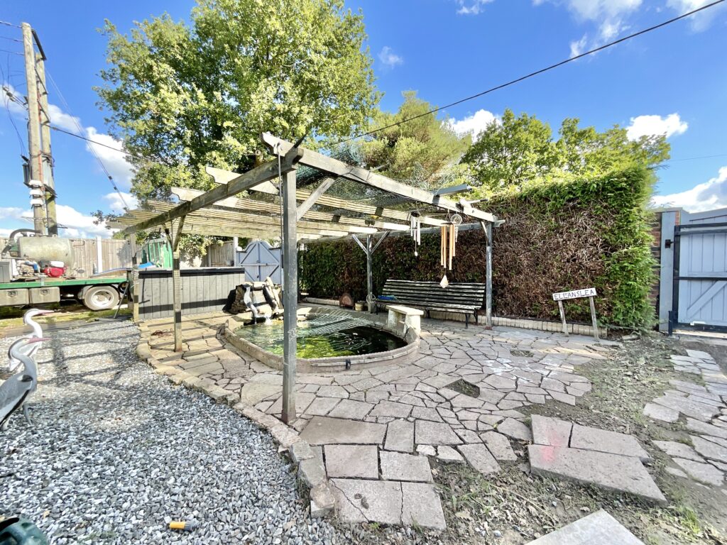 Long Lane, Derrington, ST18