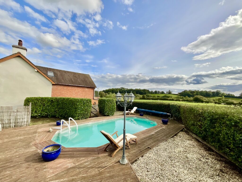 Outlanes, Meaford, ST15