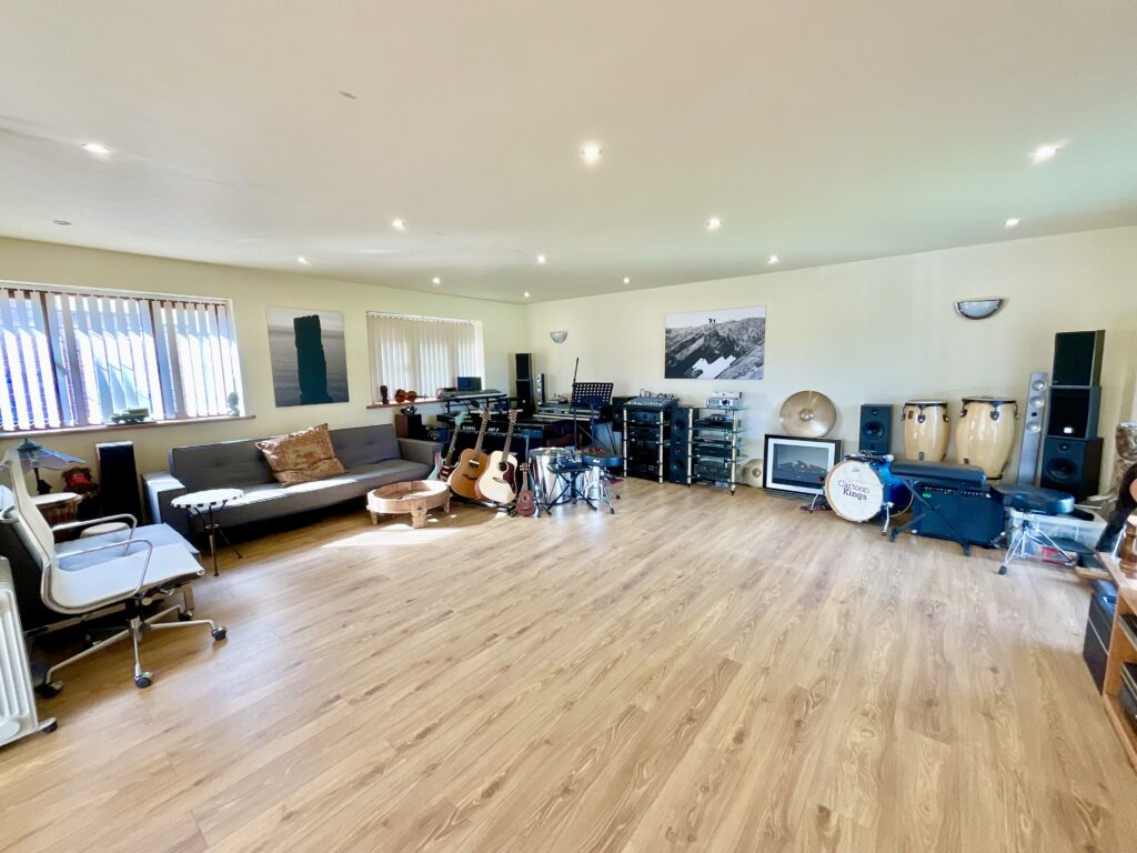 Outlanes, Meaford, ST15