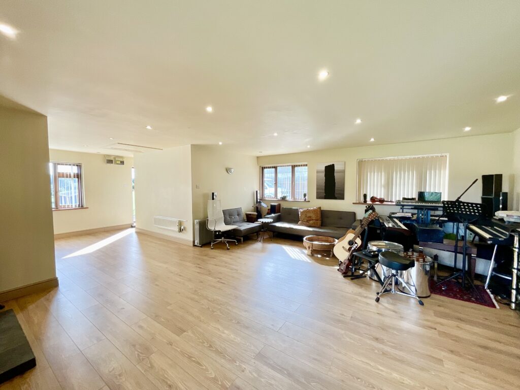 Outlanes, Meaford, ST15