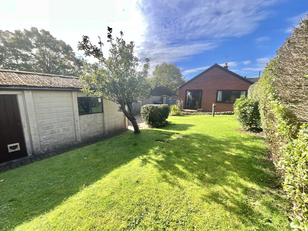 Lockwood Road, Kingsley Holt, ST10
