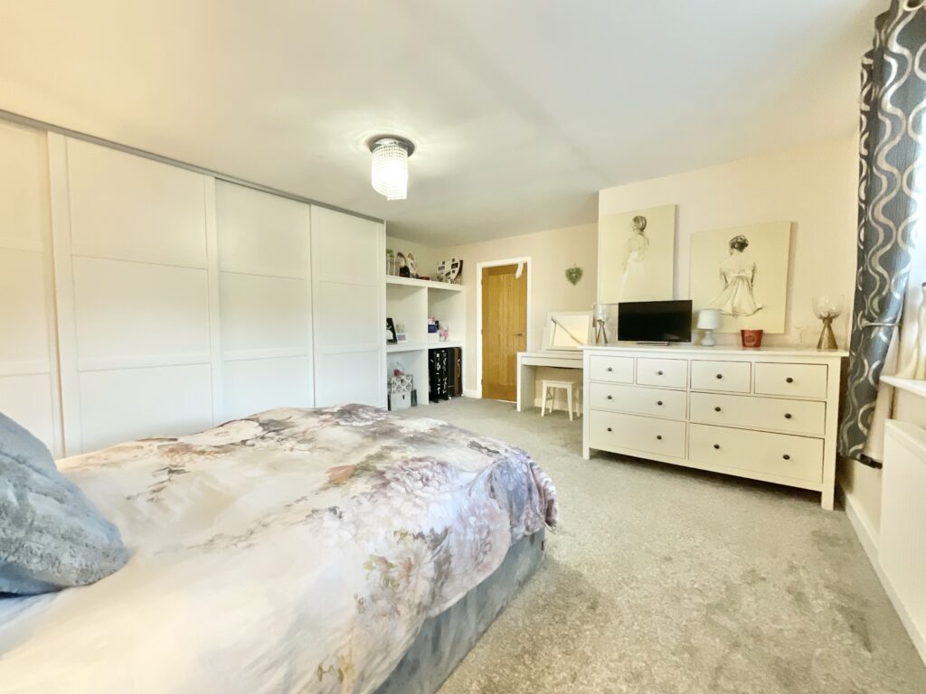 Lakesedge, Stone, ST15