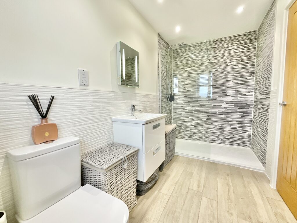 Lakesedge, Stone, ST15