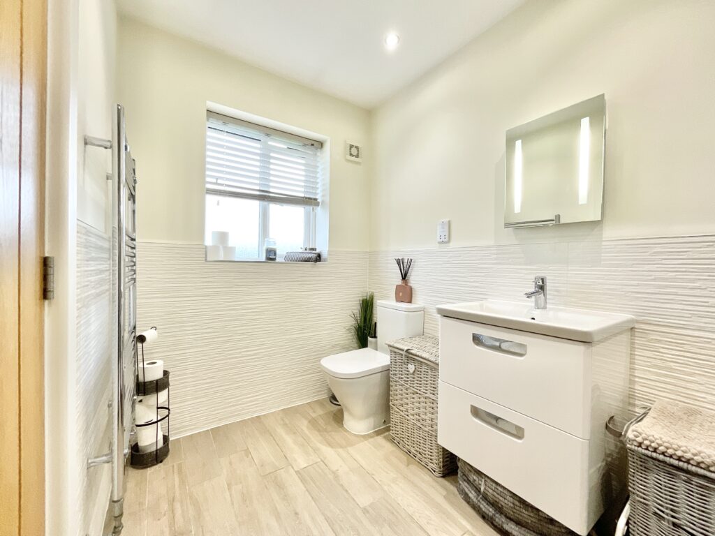 Lakesedge, Stone, ST15