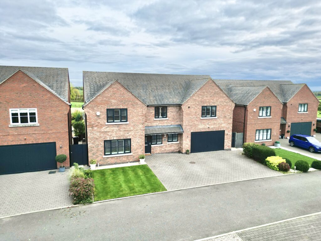 Lakesedge, Stone, ST15