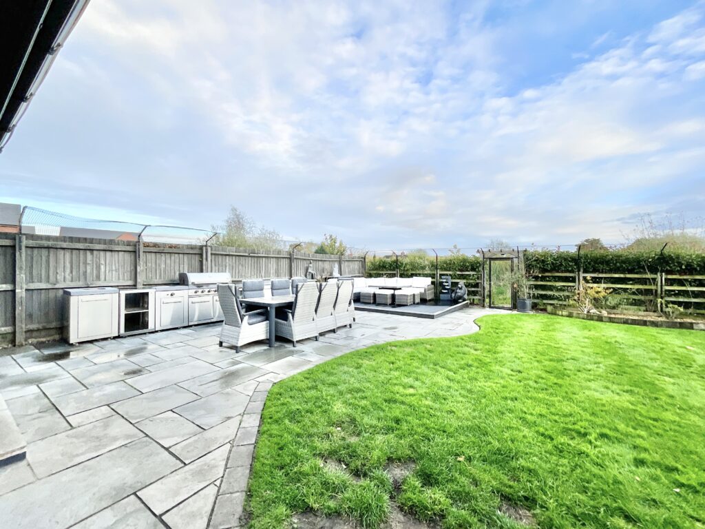 Lakesedge, Stone, ST15