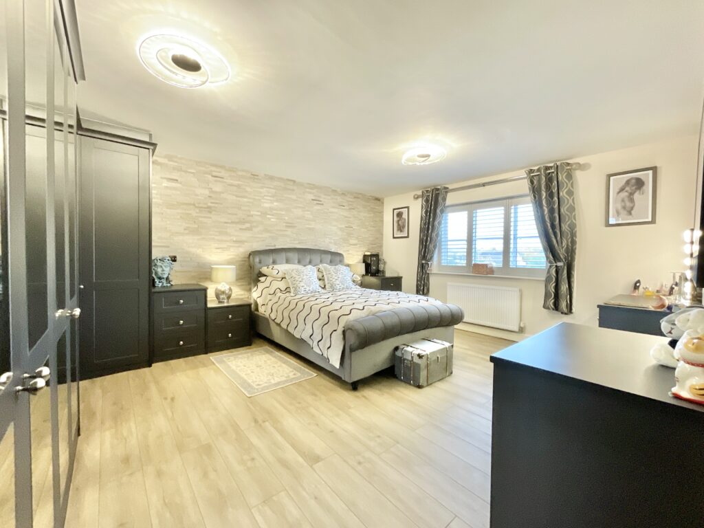 Lakesedge, Stone, ST15